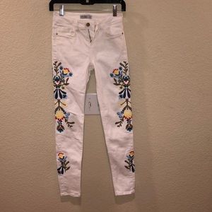 Zara Basic Denim white Jeans w/ great embroidery 2